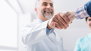 Foto: Arzt und Patient geben sich die Hand