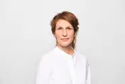 Susann Behrendt, WIdO-Forschungsbereichsleiterin Pflege Susann Behrendt, WIdO-Forschungsbereichsleiterin Pflege, mit zurückgebundenem roten Haar, trägt eine weiße Bluse und blickt freundlich in die Kamera vor hellem Hintergrund