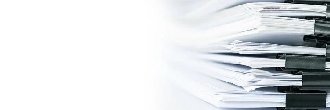 Stapel mit Unterlagen - iStock-968279254