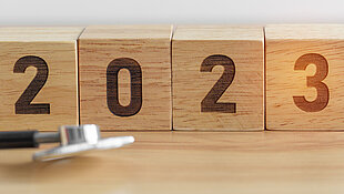 Jahreswechsel 2023: Foto zeigt Kalender und Stethoskop auf einem Tisch