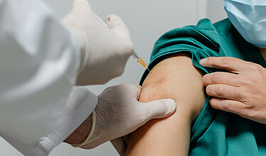 Medizinisches Personal erhält Coronavirus-Impfstoff (Symbolbild)