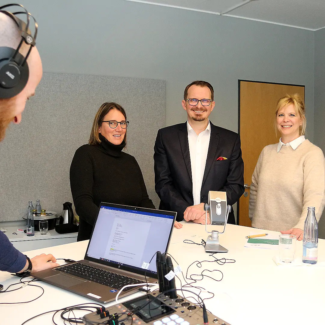Die Gesprächspartner der Podcast-Folge, von links: Apothekerin Kristina Tatenhorst, Moderator Sascha Eden und Dr. Agnes Krause