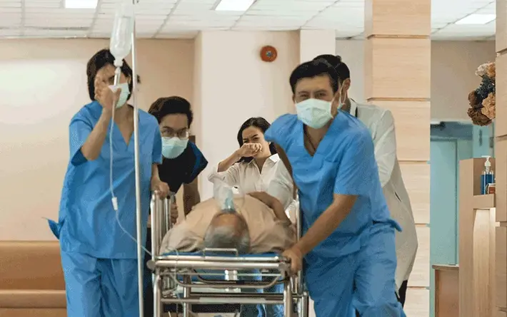 Foto: Klinikteam schiebt einen Notfallpatienten durch den Krankenhausflur