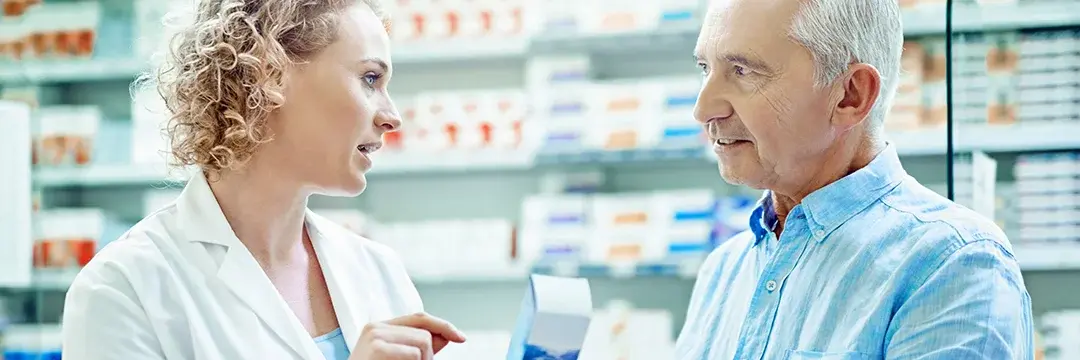 Apothekerin berät Kunden Apothekerin berät Kunden (Symboldbild)