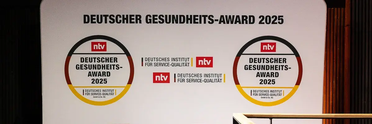 Deutscher Gesundheits-Award 2025 Hintergrundbanner für den Deutschen Gesundheits-Award 2025 mit den Logos von ntv und dem Deutschen Institut für Service-Qualität. Zwei große Kreise mit dem Text 'DEUTSCHER GESUNDHEITS-AWARD 2025'.