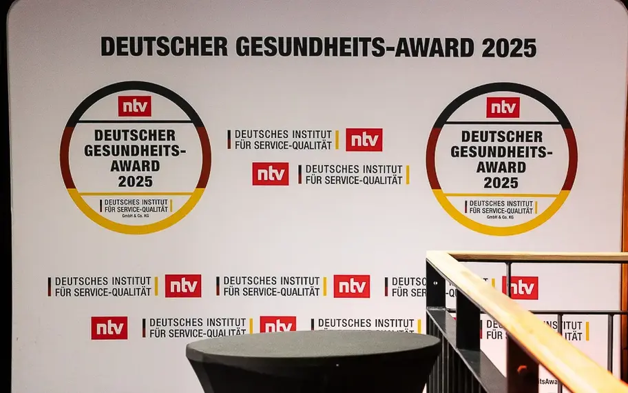 Hintergrundbanner für den Deutschen Gesundheits-Award 2025 mit den Logos von ntv und dem Deutschen Institut für Service-Qualität. Zwei große Kreise mit dem Text 'DEUTSCHER GESUNDHEITS-AWARD 2025'.