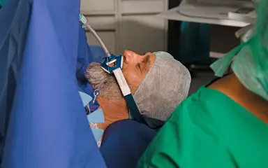 Ein Mann wird während einer Operation im Krankenhaus beatmet.