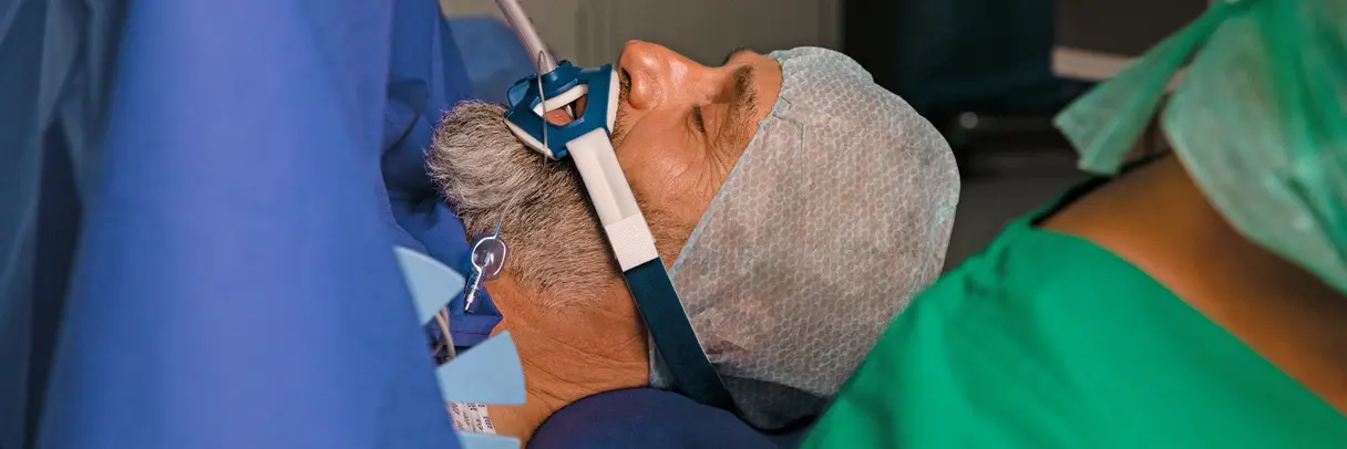 Ein Mann wird während einer Operation im Krankenhaus beatmet. Ein Mann wird während einer Operation im Krankenhaus beatmet.