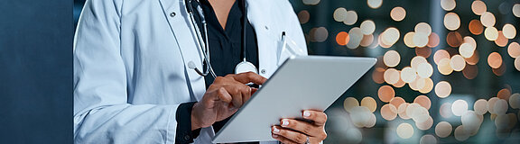 Ärztin mit Tablet (Symbolbild)