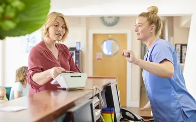 Empfang Arztpraxis (Symbolbild)