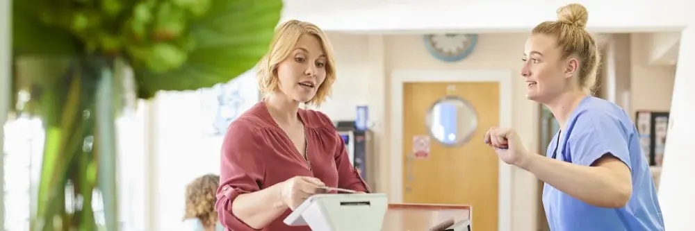 Empfang Arztpraxis (Symbolbild)