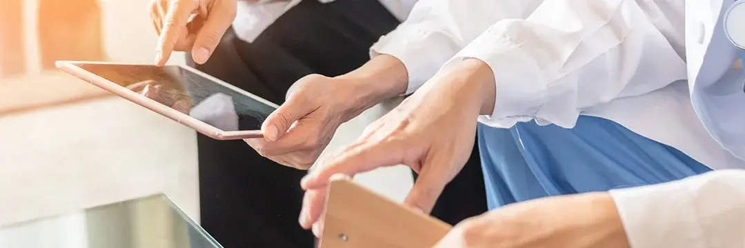Ärzte mit Tablet (Symbolbild)