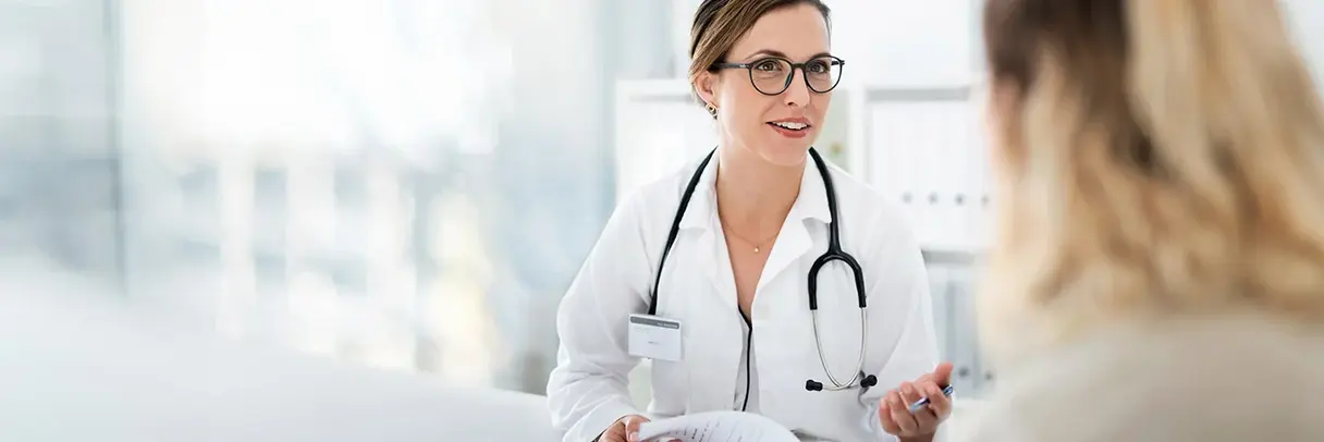 Hausärztin im Gespräch mit einer Patientin (Symboldbild)