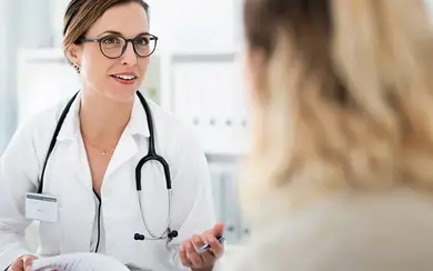 Hausärztin im Gespräch mit einer Patientin (Symboldbild)