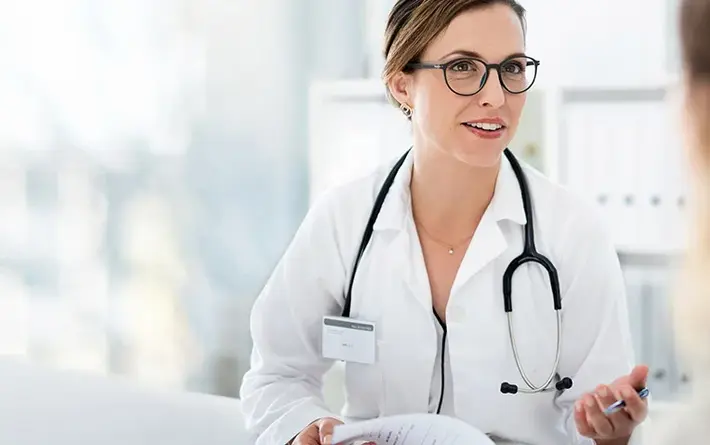 Hausärztin im Gespräch mit einer Patientin (Symboldbild)