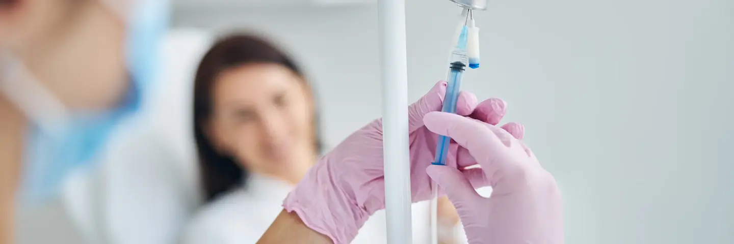Parenterale Ernährung (intravenöse Ernährung) Das Bild zeigt die Vorbereitung einer Infusion für parenterale Ernährung (intravenöse Ernährung).