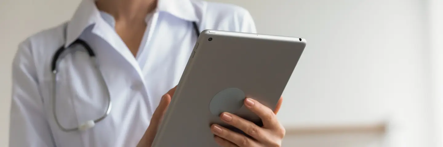 Ärztin hält Tablet (Symbolbild)