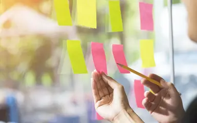 Post-Its an Glaswand: Symbol für innovative Projekte