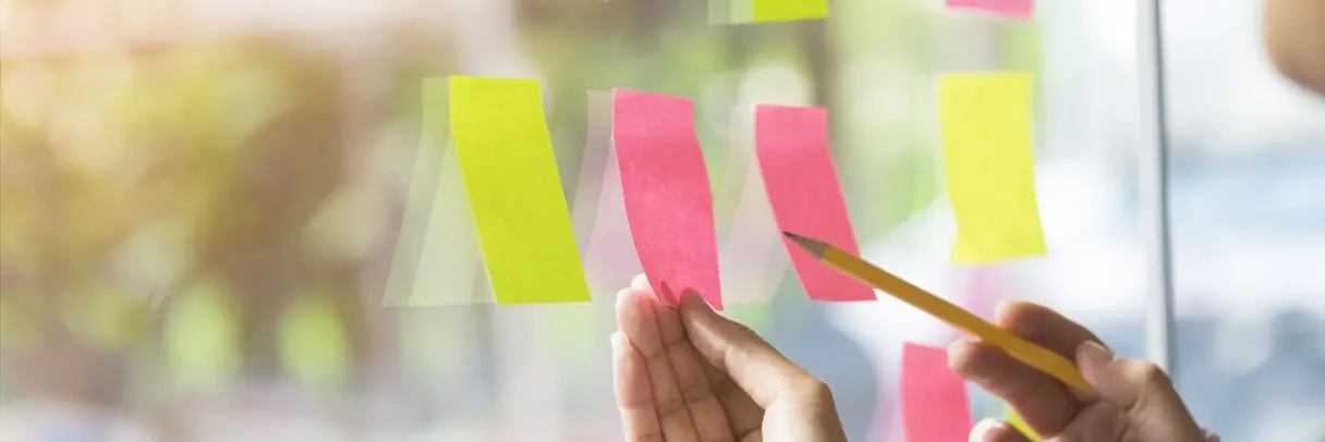 Post-Its an Glaswand: Symbol für innovative Projekte Post-Its an Glaswand: Symbol für innovative Projekte