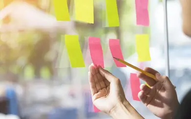 Post-Its an Glaswand: Symbol für innovative Projekte