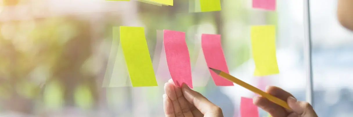 Post-Its an Glaswand: Symbol für innovative Projekte Post-Its an Glaswand: Symbol für innovative Projekte
