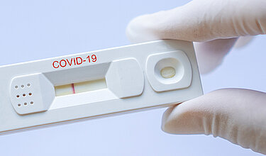 Testergebnis mit Schnelltestgerät für COVID-19