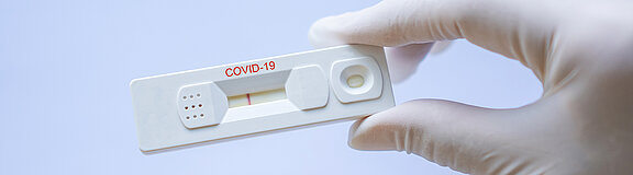 Testergebnis mit Schnelltestgerät für COVID-19