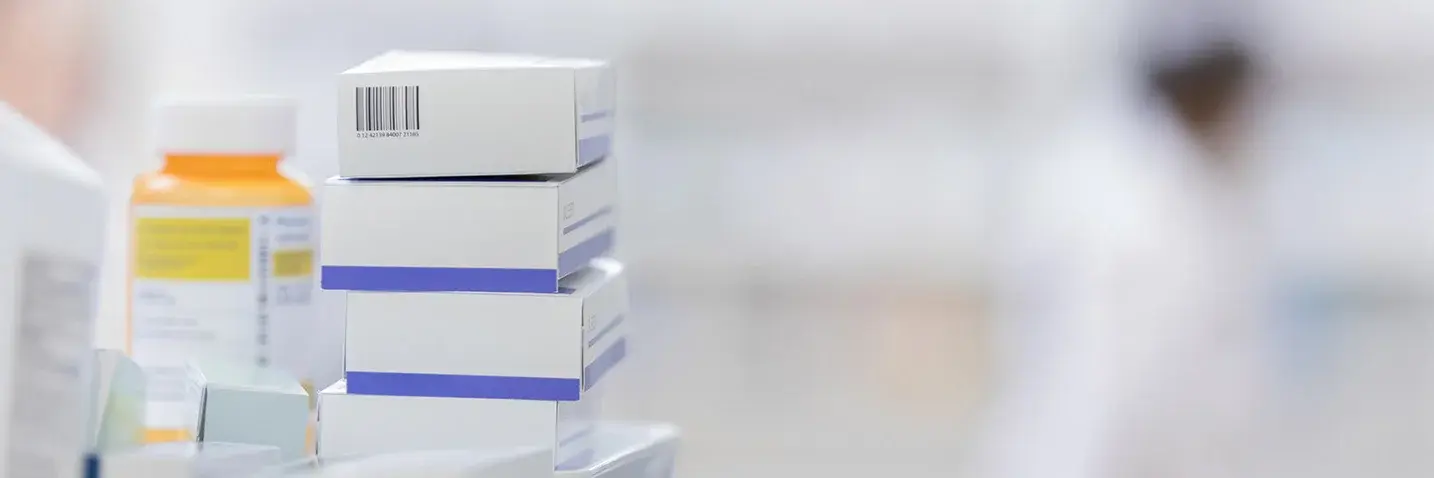 Das Bild zeigt gestapelte Packungen von Medikamenten.