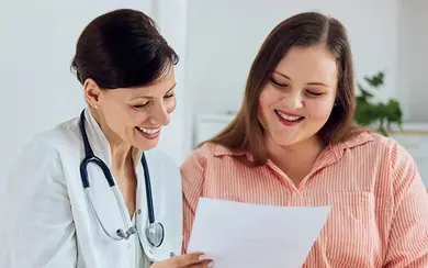 Das Bild zeigt eine Ärztin im Gespräch mit einer Patientin.