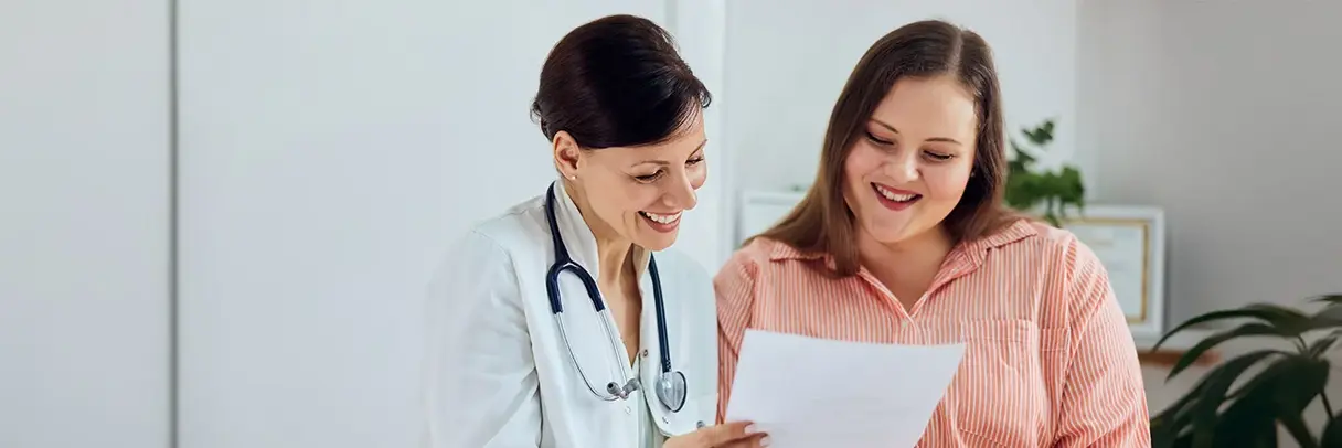 Das Bild zeigt eine Ärztin im Gespräch mit einer Patientin.