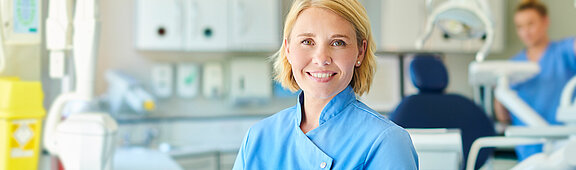 Zahnärztin im Behandlungszimmer, im Hintergrund Mitarbeiterin (Symbolbild)