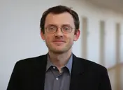 Prof. Patrick Brzoska Das Bild zeigt Prof. Patrick Brzoska. Er ist Inhaber des Lehrstuhls für Versorgungsforschung an der Fakultät für Gesundheit der Universität Witten/Herdecke.