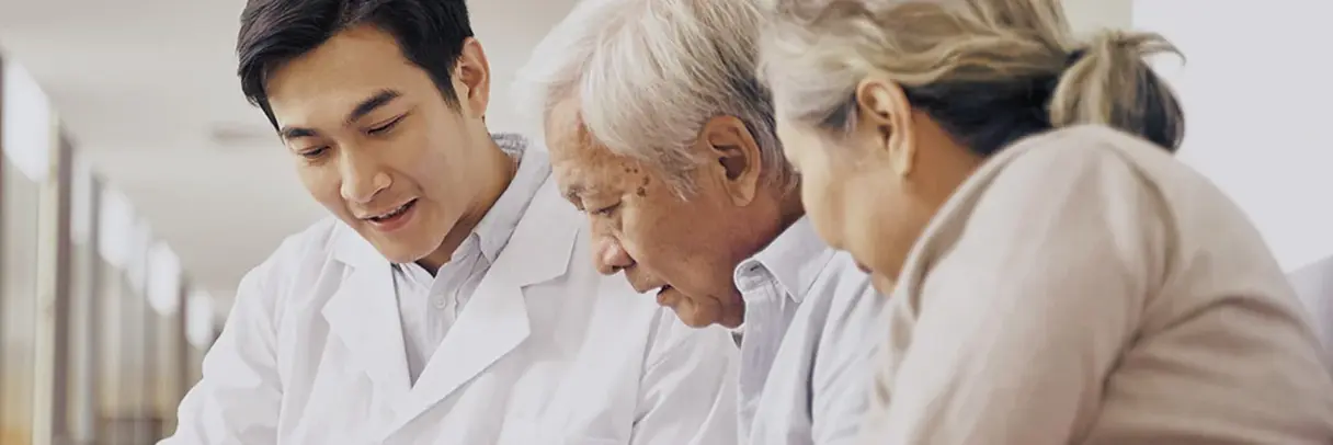 Foto: älterer Patient im Arztgespräch