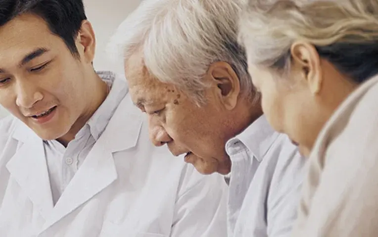 Foto: älterer Patient im Arztgespräch