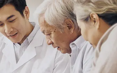 Foto: älterer Patient im Arztgespräch