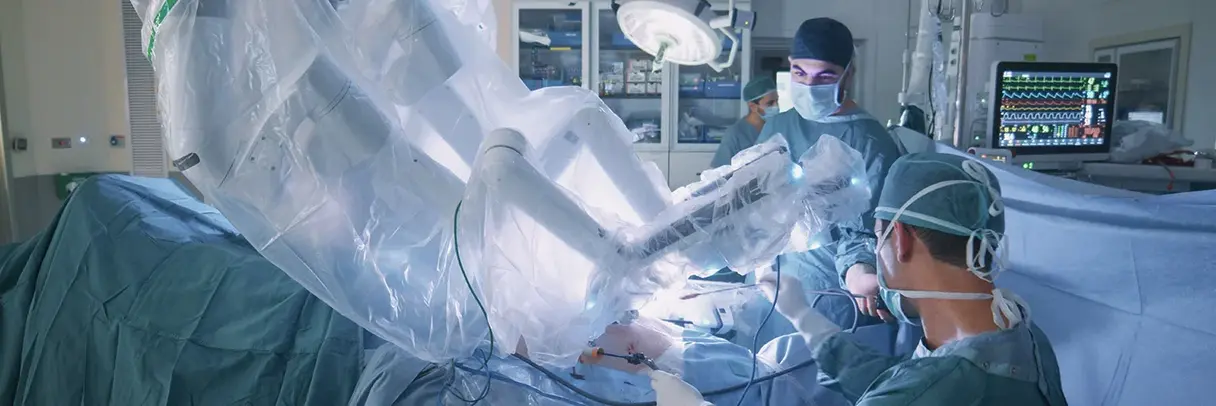 Robochirurgie im OP-Saal Chirurgieteam arbeitet im Operationssaal mit einem robotergestützten OP-System.