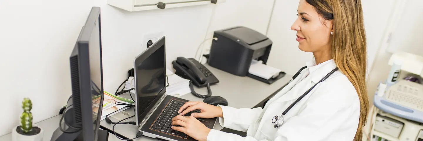 Junge Ärztin am Computer (Symbolbild) Junge Ärztin arbeitet am Computer: Symbolbild