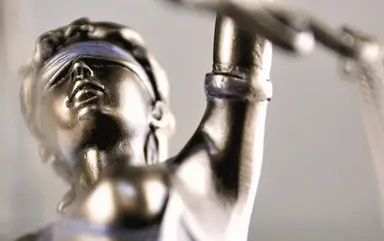 Foto: Goldstatue als Symbol für Rechtsprechung