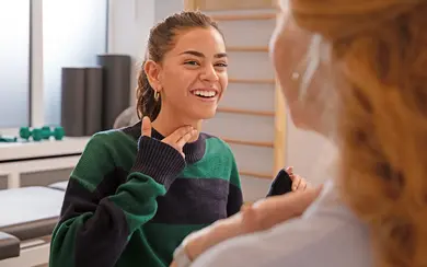 Stimm-, Sprech-, Sprach- und Schlucktherapie: Symbolbild zeigt Mädchen beim Training