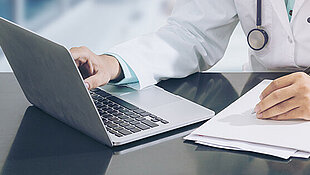 Arzt mit Laptop (Symbolbild)