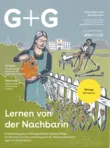 Illustration einer Frau, die Blumen gießt, während eine ältere Frau mit Krücken auf einer Bank sitzt, umgeben von einem Garten und einem Krankenhaus im Hintergrund; Titel 'Lernen von der Nachbarin' auf dem gesundheitspolitischen Magazin G+G, Ausgabe 05/2025