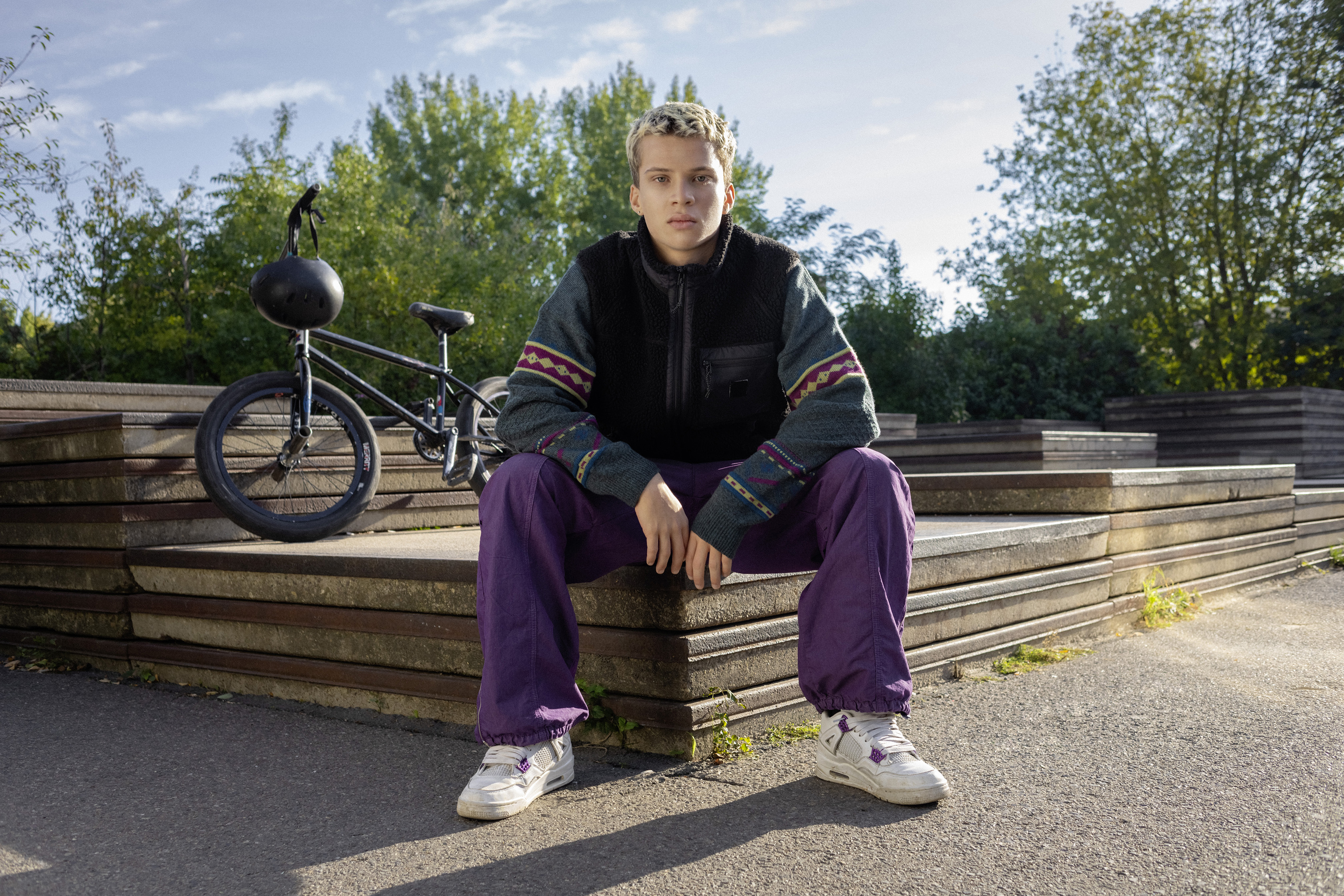 Ein Schüler sitzt im Park.