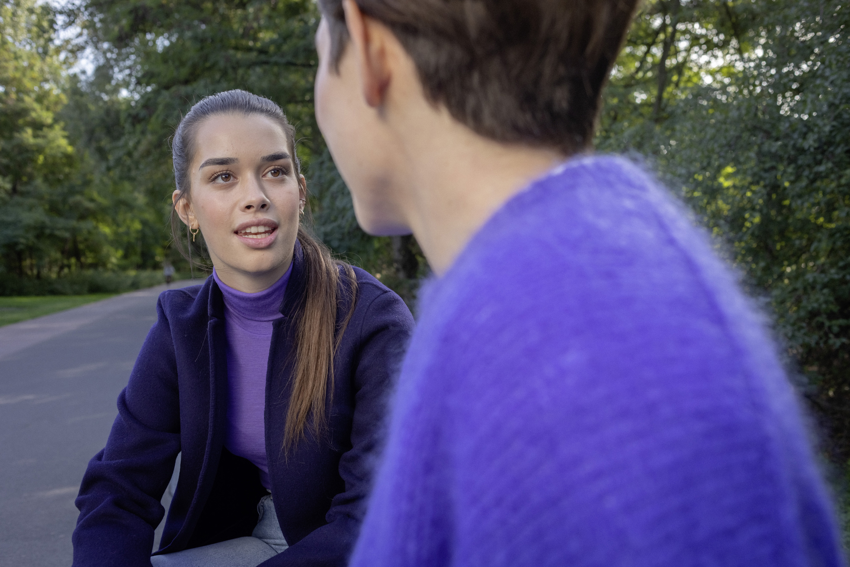 Zwei Berufseinsteigerinnen unterhalten sich im Park.