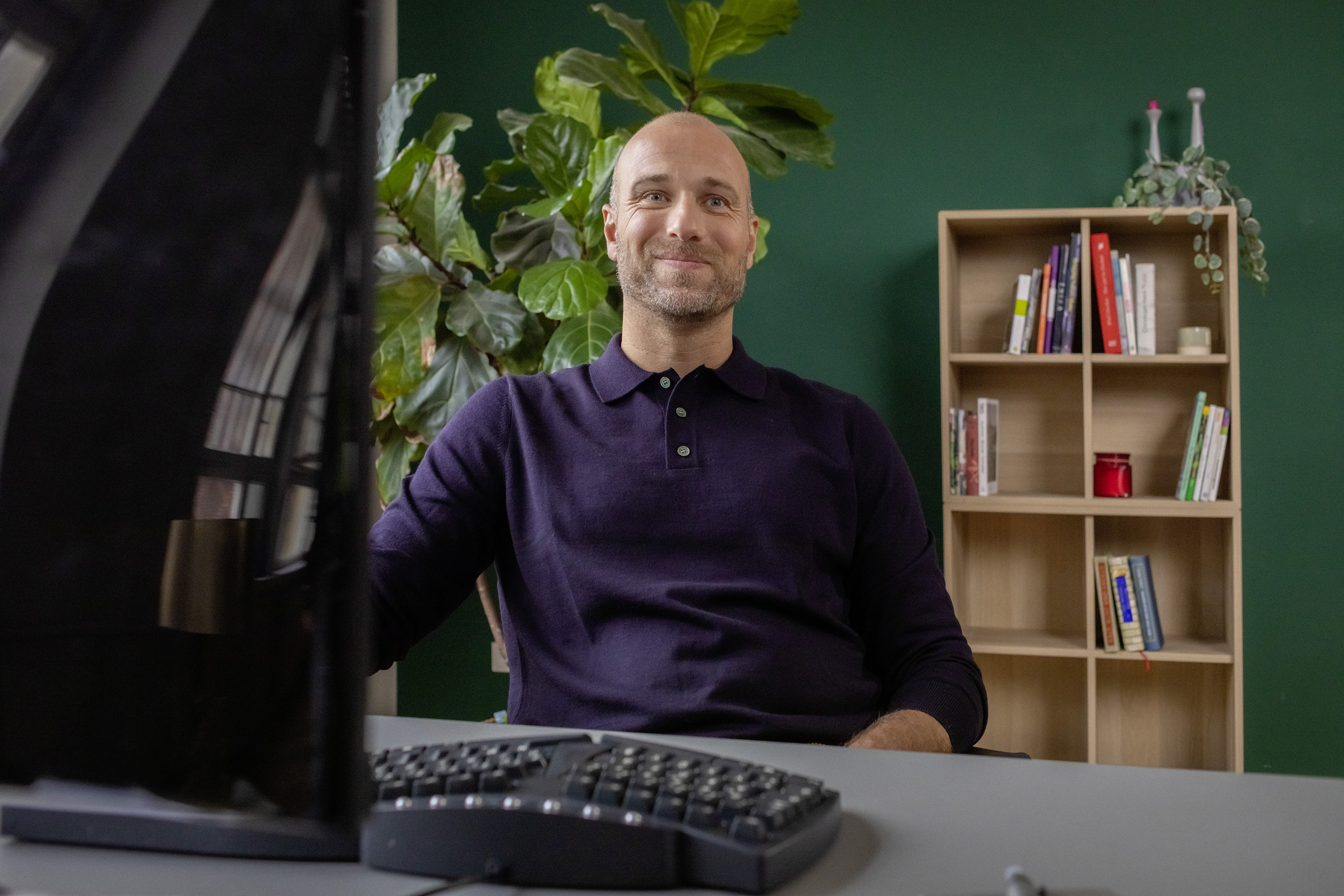 Ein Mann sitzt im Homeoffice an seinem Schreibtisch.