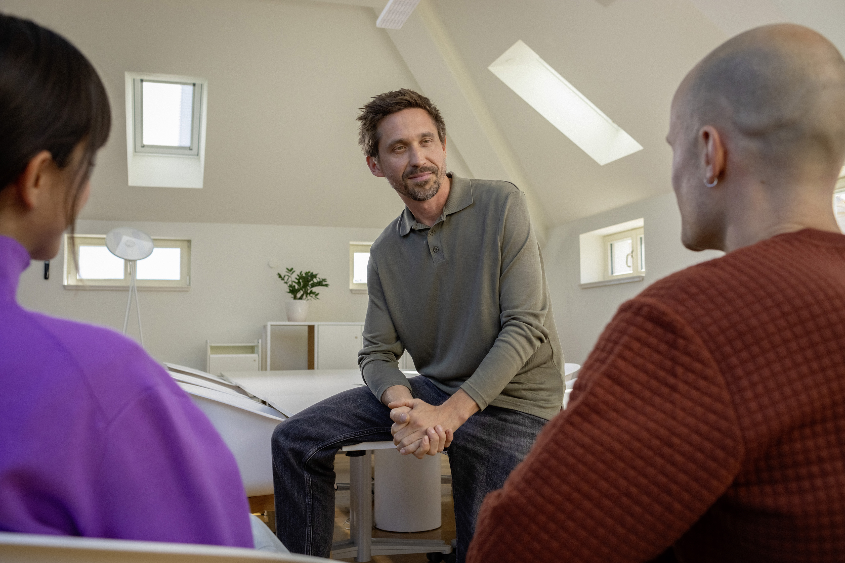 Drei Mitarbeiter tauschen sich aus.