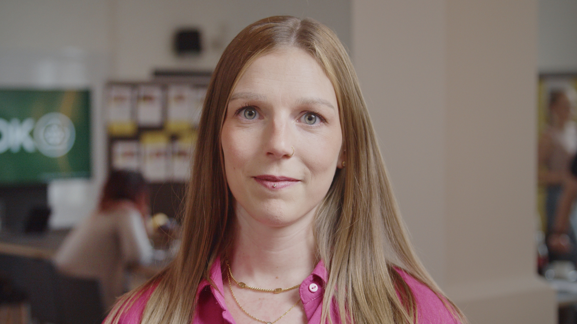 Porträtaufnahme von Quereinsteigerin Jasmin.