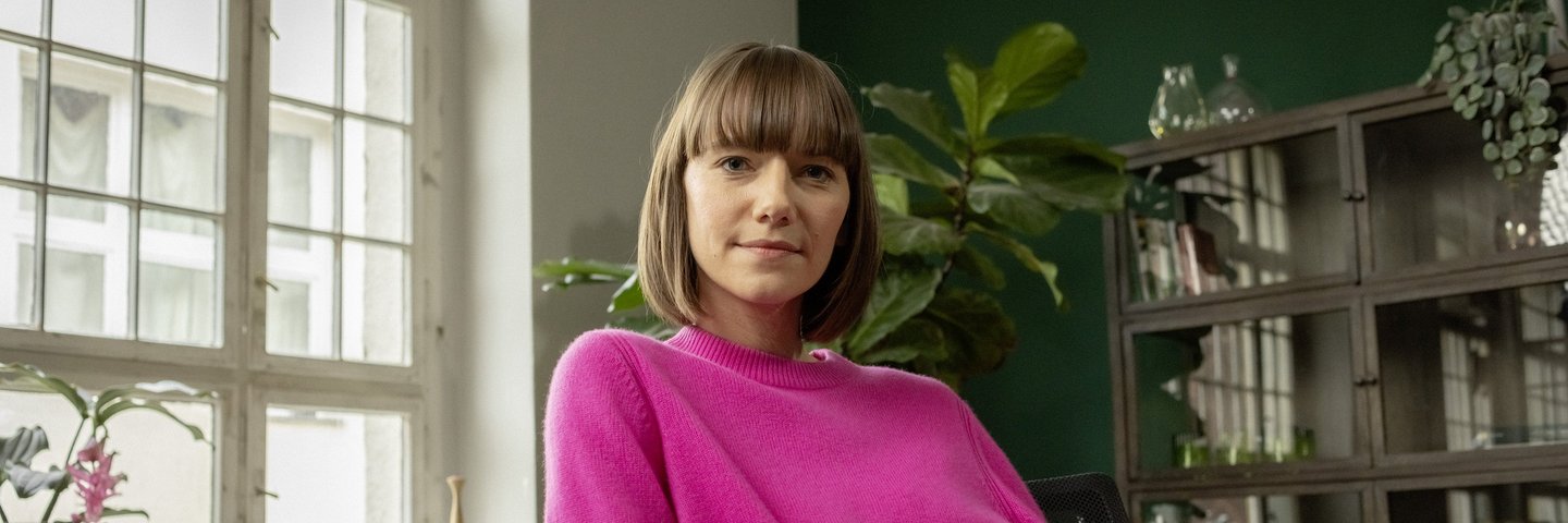 Eine berufserfahrene Frau sitzt am Schreibtisch im Homeoffice.