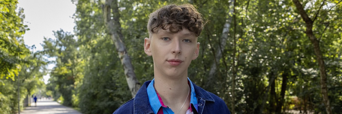 Ein Schüler spaziert im Park.