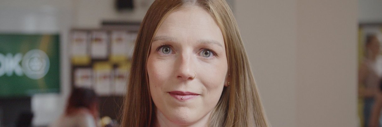 Porträtaufnahme von Quereinsteigerin Jasmin.