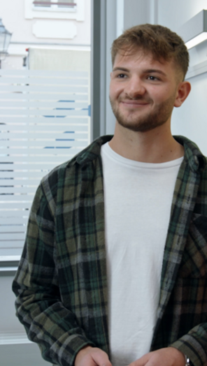 Porträt von Janik, Systemadministrator bei der AOK Niedersachsen 